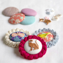 可愛いロゼットのアクセサリー