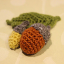 どんぐりとはっぱのブローチ