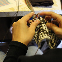 すべり目模様のハンドウォーマーとブックカバー