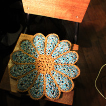 モチーフのルームシューズと花の円座