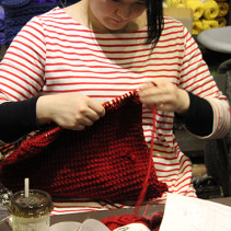 アフガン編みのバッグとレッグウォーマー