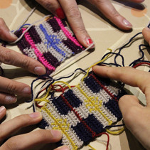 タータンチェックの小物、帽子、モチーフつなぎ